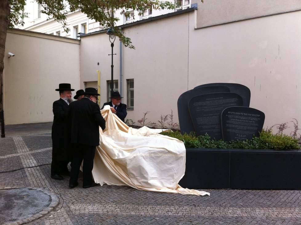 Rabíni společnými silami památník odkryli.