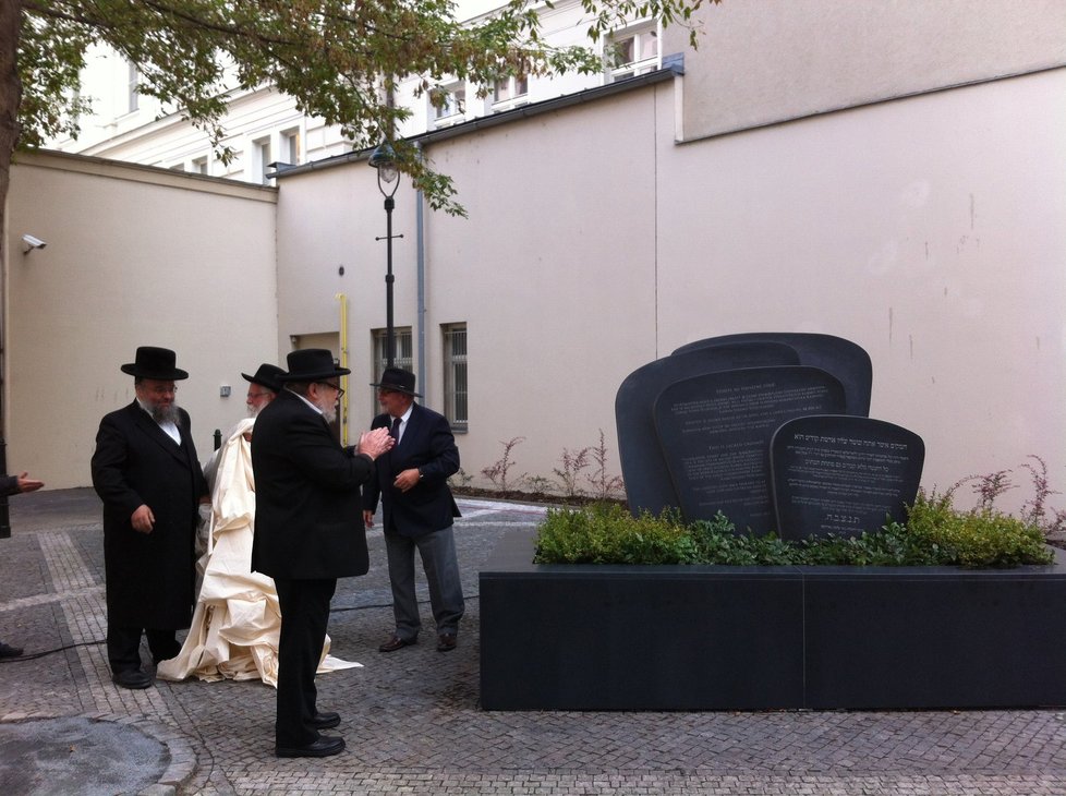 Rabíni společnými silami památník odkryli.