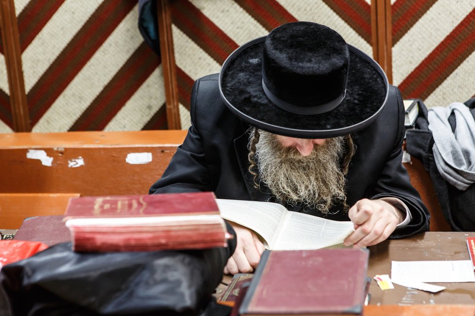 Ortodoxní židé zakázali dívkám vzdělání: „Je to nebezpečné,“ varují rabíni.