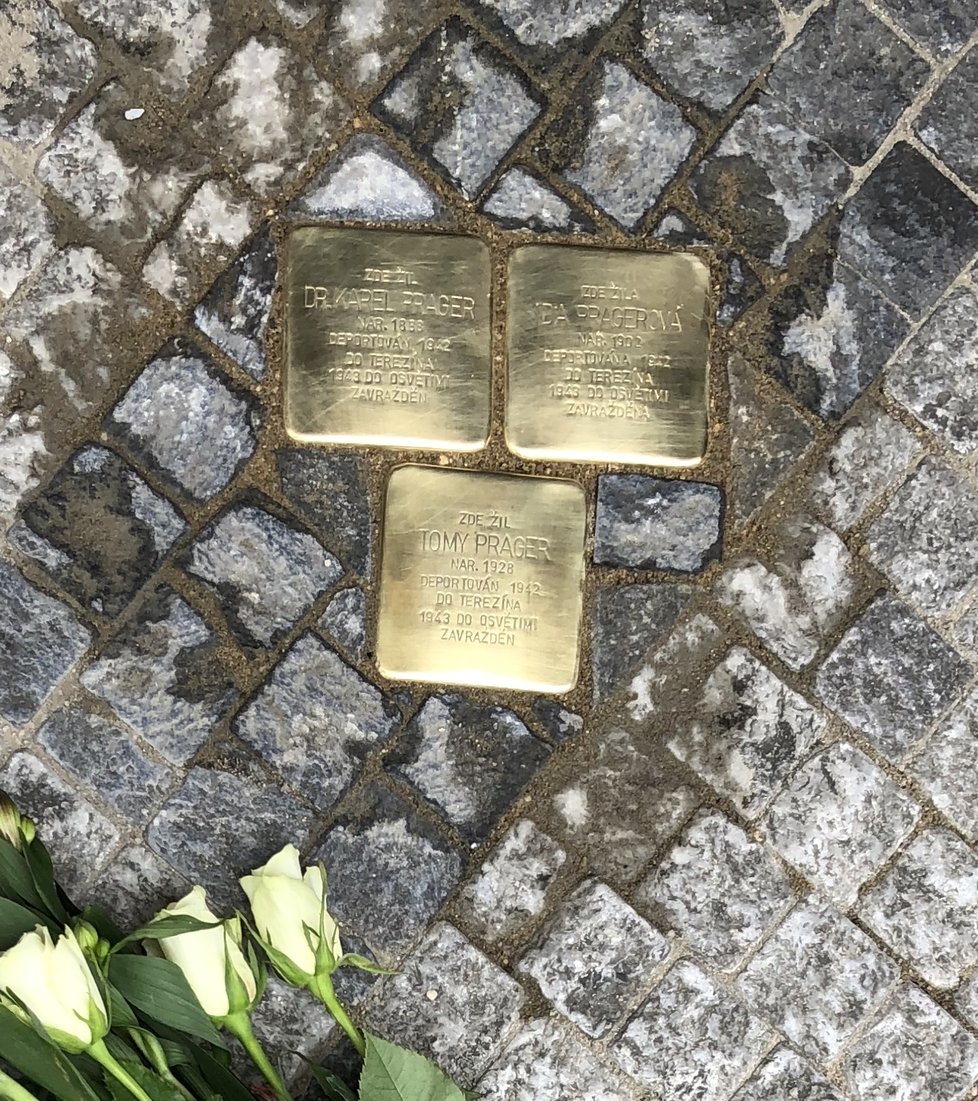 Kameny zmizelých v Lazarské ulici připomínají rodinu Pragerovu, která zde žila a která, až na dceru, byla zavražděna v koncentračním táboře Osvětim