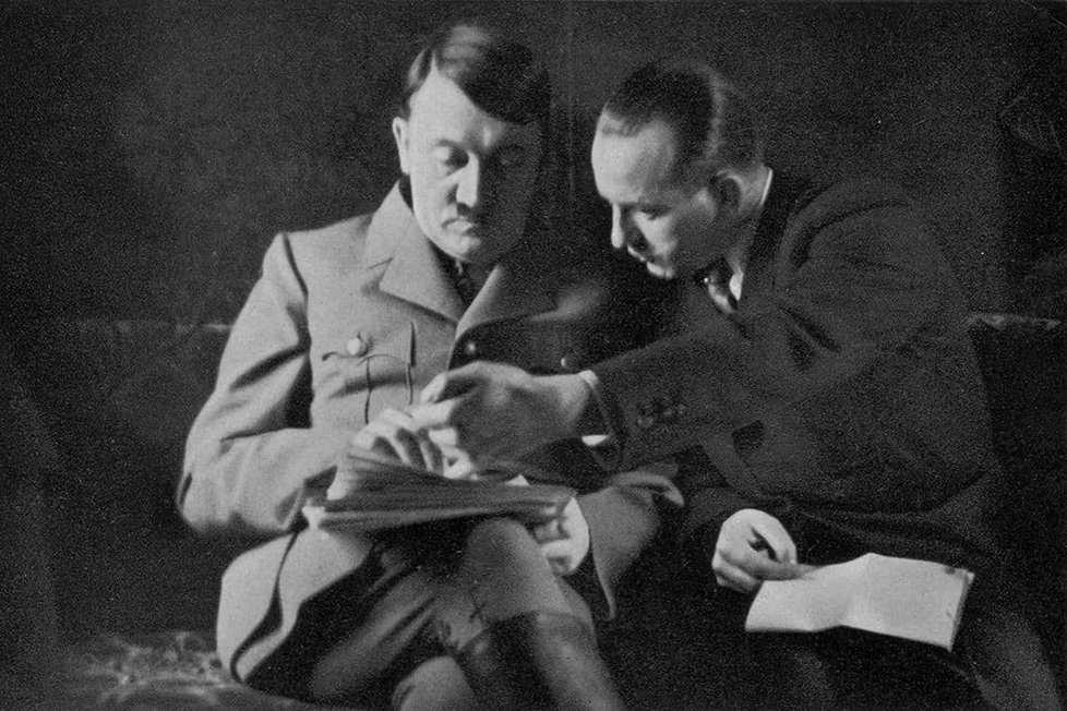 Hitler s Ottou Dietrichem, který byl vedoucím tiskovým mluvčím NSDAP a podílel se na vytváření propagandy.