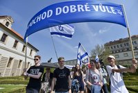 Centrem Prahy prošel Pochod dobré vůle. Stovky lidí si připomněly oběti holocaustu