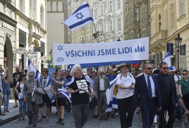 Centrem Prahy prošel Pochod dobré vůle, který si připomíná oběti holocaustu.
