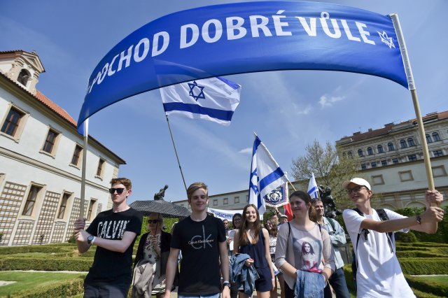 Centrem Prahy prošel Pochod dobré vůle, který si připomíná oběti holocaustu.