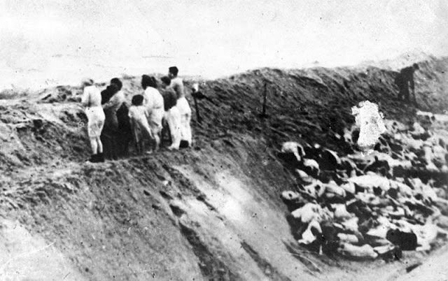 Vojáci nutili nepohodlné obyvatele odevzdat oblečení a následně je naháněli do hromadných hrobů za městem, kde je zastřelili.