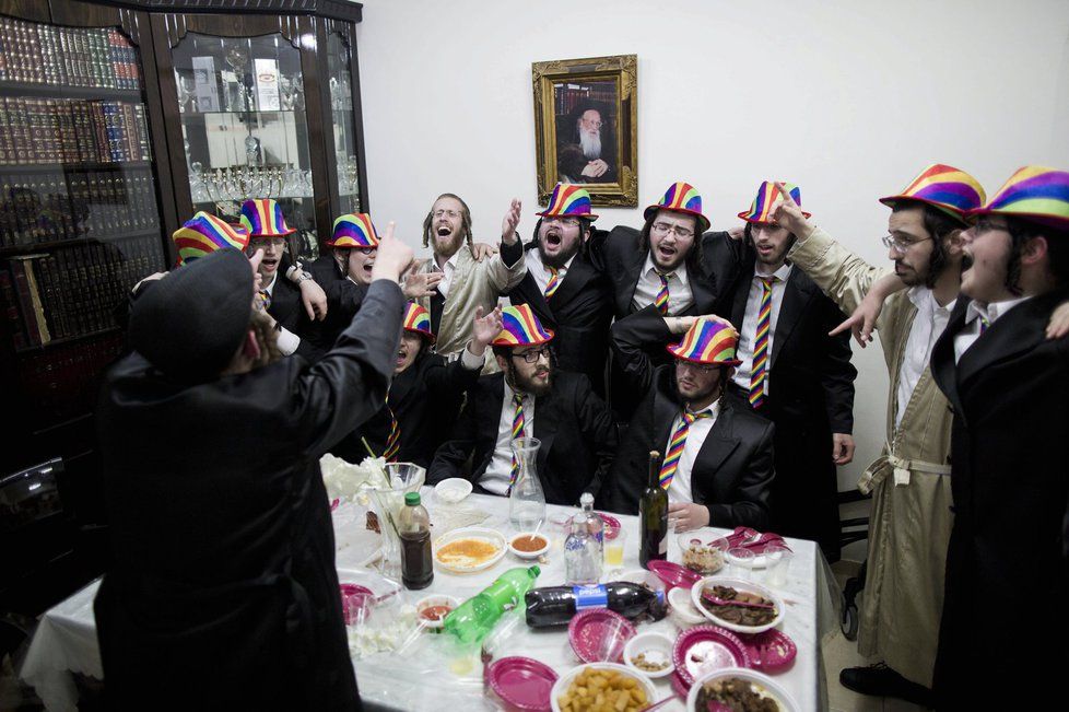 Židé oslavují svátek Purim a připomínají si svoji záchranu před genocidou. Součástí jsou karnevaly a víno.