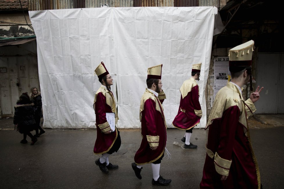 Židé oslavují svátek Purim a připomínají si svoji záchranu před genocidou. Součástí jsou karnevaly a víno