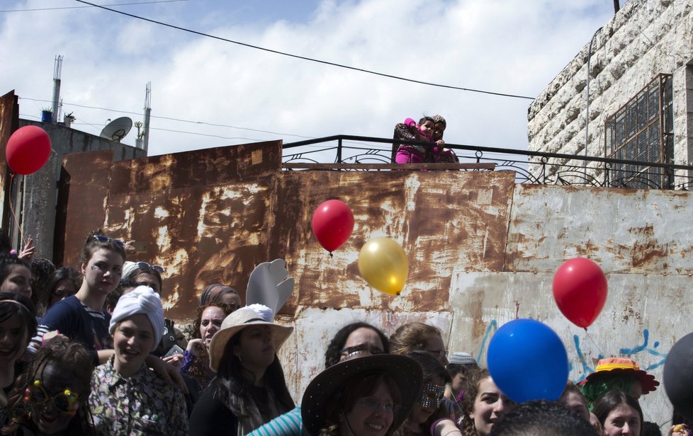 Židé oslavují svátek Purim a připomínají si svoji záchranu před genocidou. Součástí jsou karnevaly a víno.