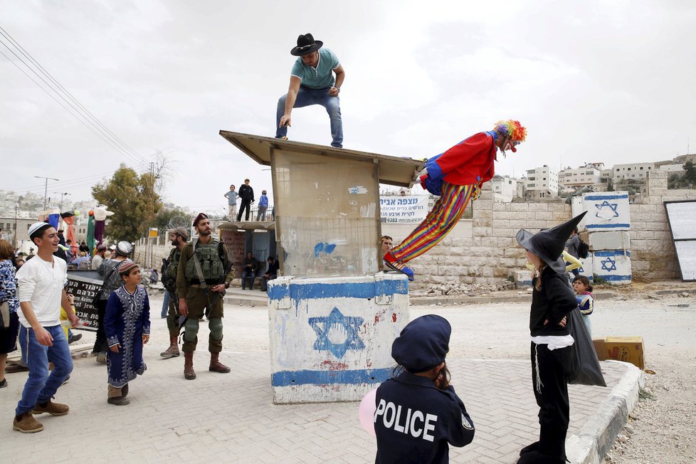 Židé oslavují svátek Purim a připomínají si svoji záchranu před genocidou. Součástí jsou karnevaly a víno.