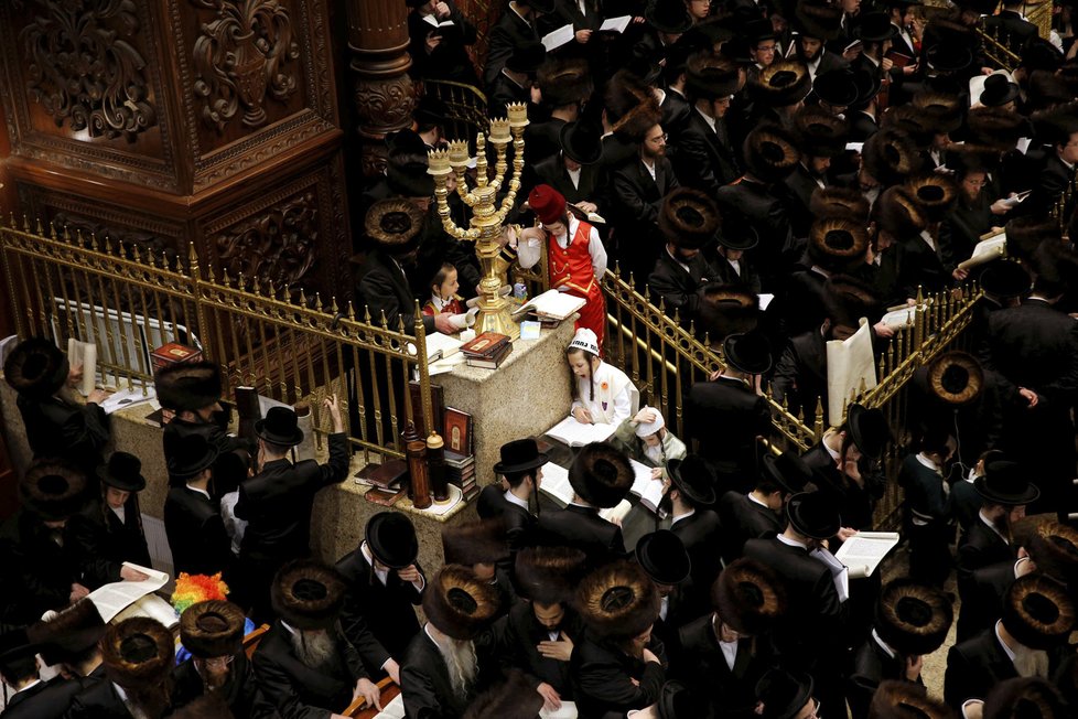 Židé oslavují svátek Purim a připomínají si svoji záchranu před genocidou. Součástí jsou karnevaly a víno.