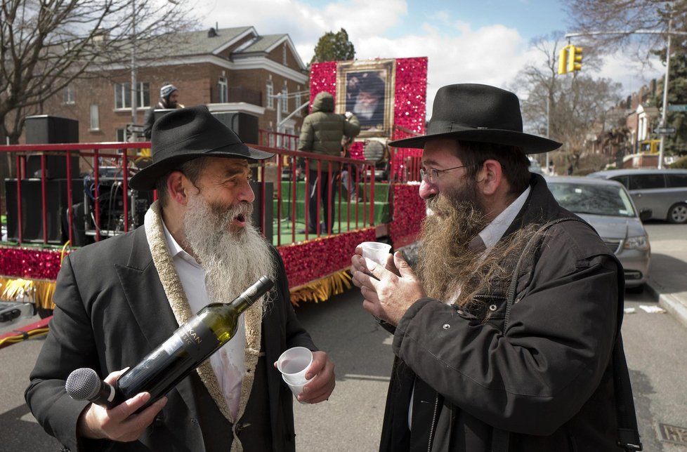 Židé oslavují svátek Purim a připomínají si svoji záchranu před genocidou. Součástí jsou karnevaly a víno.