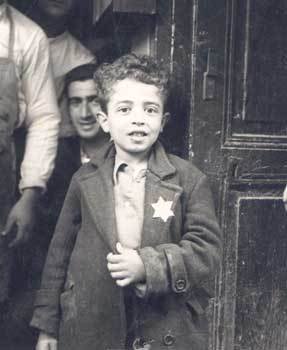 Židovský chlapec z Rhodosu v roce 1943; o rok později byl odeslán do vyhlazovacího tábora Osvětim v Polsku a tam zavražděn