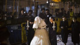 Nevěsta je přiváděna do synagogy