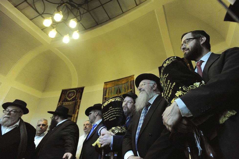 Pražští židé slavnostně přivítali dva nové svitky tóry.