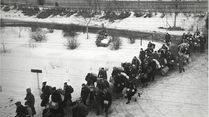 Odchod deportovaných Židů na uherskobrodské vlakové nádraží na fotografii Vilibalda Růžičky, konec ledna 1943