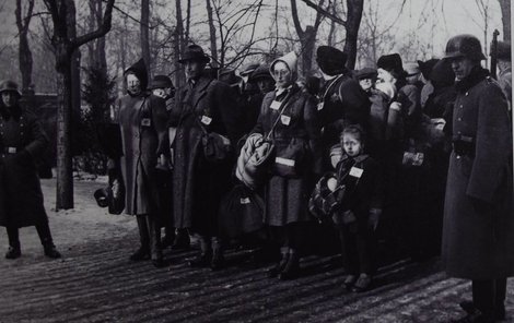 Fotografie prokazatelně zachycuje první plzeňský transport z 18. ledna 1942. Na ní stojí v první řadě rodina Rosenbaumových z Pražské ulice 12. Maminka Ema (46), tatínek Ota (49), dcery Helena (15) a Charlotta (6). Nikdo z nich se konce války nedožil.