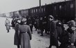 Deportovaní Židé na nádraží v Plzni.