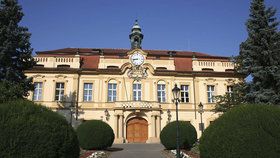 Praha 8 pořádá výstavu »Synagogy 19. století« na Libeňské zámečku, druhá výstava »Historie Židů v Čechách a na Moravě« probíhá v Bílé galerii.