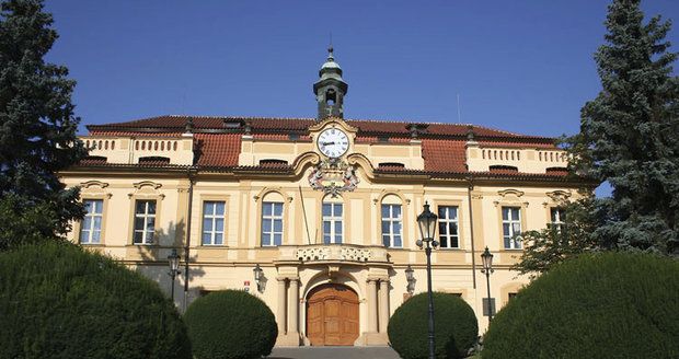 Praha 8 pořádá výstavu »Synagogy 19. století« na Libeňské zámečku, druhá výstava »Historie Židů v Čechách a na Moravě« probíhá v Bílé galerii.