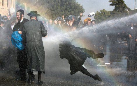 Demonstranti s vodními děly počítali, na klobouky si vzali ochranu.