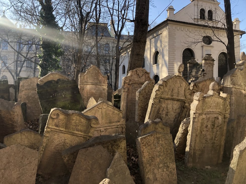 Židovský hřbitov v Praze 1 je vedle Staronové synagogy nejvýznamnější památkou pražského Židovského Města