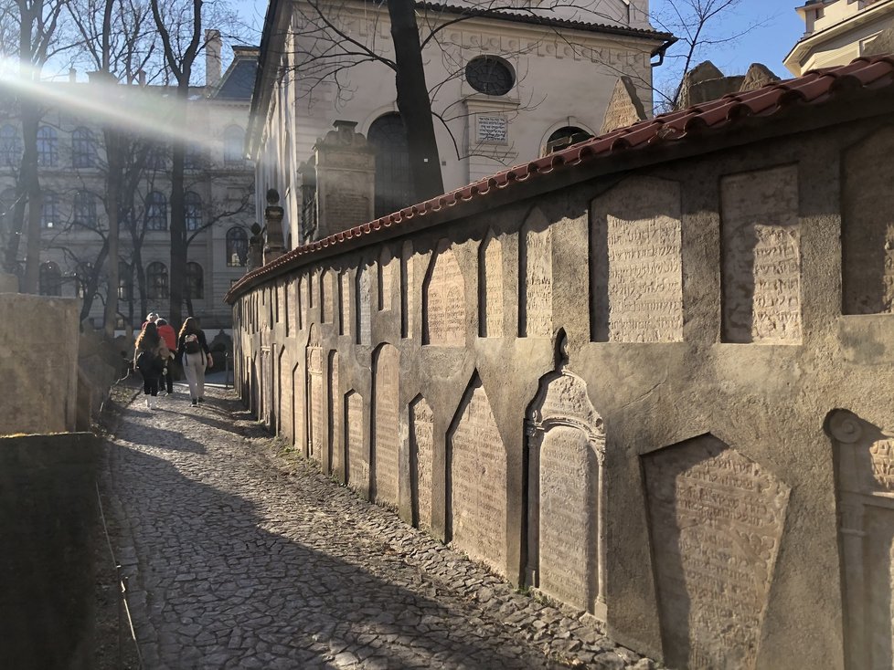 Židovský hřbitov v Praze 1 je vedle Staronové synagogy nejvýznamnější památkou pražského Židovského Města