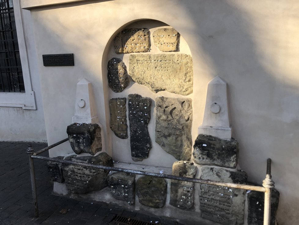 Židovský hřbitov v Praze 1 je vedle Staronové synagogy nejvýznamnější památkou pražského Židovského Města