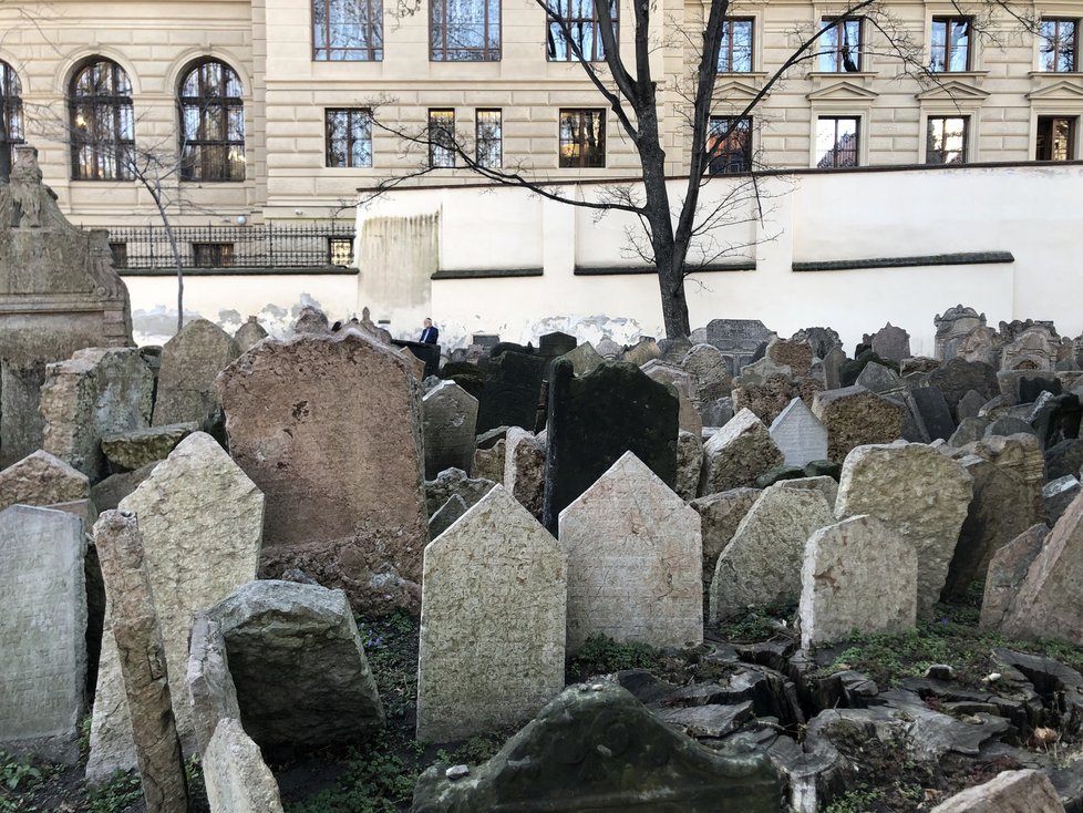 Židovský hřbitov v Praze 1 je vedle Staronové synagogy nejvýznamnější památkou pražského Židovského Města