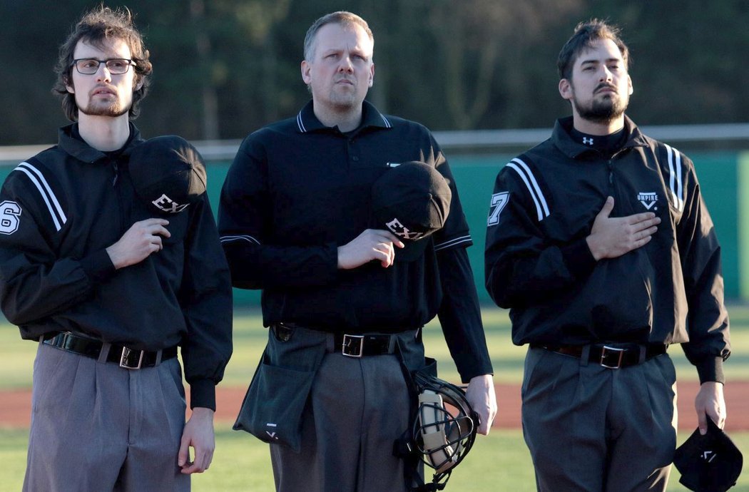 Český baseballový rozhodčí Zdeněk Židek (vpravo)