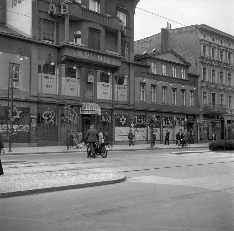 Během Křišťálové noci docházelo k vraždění, ničení, rabování i zatýkání. Vše bylo protižidovsky mířené