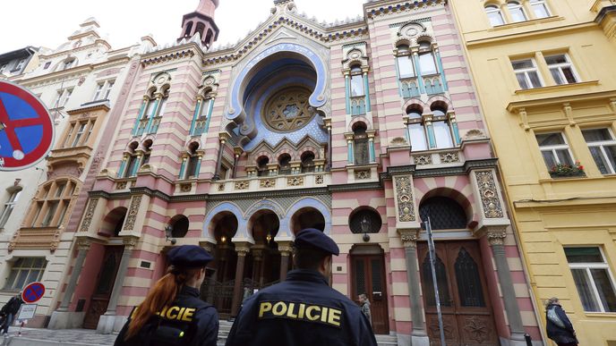 Policejní hlídky stojí u synagogy již několik let