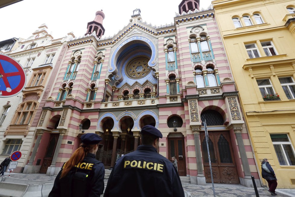 Policejní hlídky stojí u synagogy již několik let