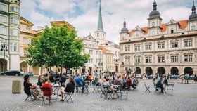 Židle a stolky se loni v Praze objevily na rekordních 40 místech.