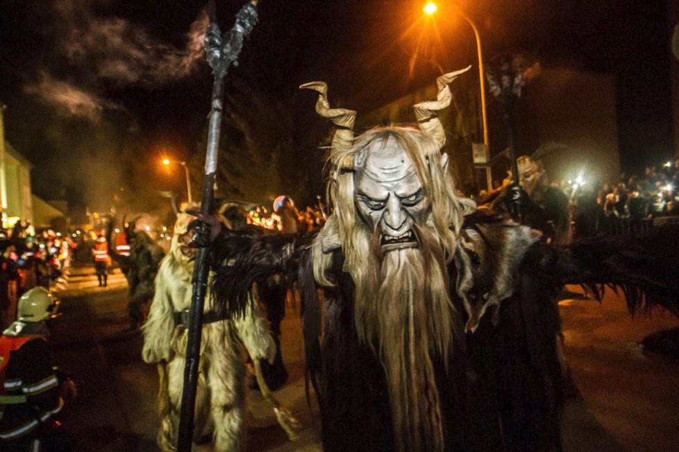 Krampus je děsivé vánoční monstrum, které pojídá děti.