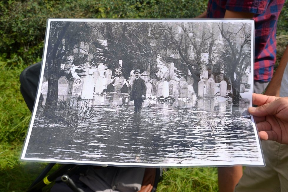 V rámci přednášky kolovaly i dobové fotografie, díky kterým si mohli posluchači představit původní hřbitov.