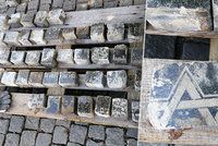 Místo „kočičích hlav“ rozřezané židovské náhrobky! Při rekonstrukci Václaváku se jich našly stovky, některé i s texty