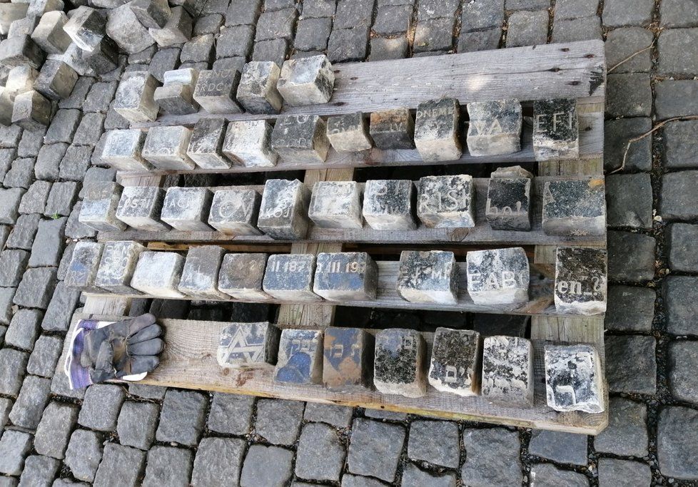 Stovky dlažebních kostek v původní dlažbě na Václavském náměstí jsou z rozřezaných židovských náhrobků.