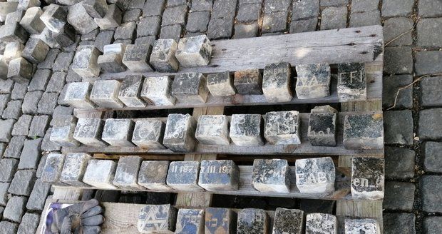 Stovky dlažebních kostek v původní dlažbě na Václavském náměstí jsou z rozřezaných židovských náhrobků.