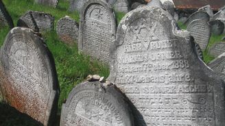 Achabovo hřbitovní kvítí: Židovské hřbitovy a pohřbívání