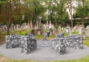 A monument to the return of the stones was unveiled at the old Jewish cemetery in Žižkov