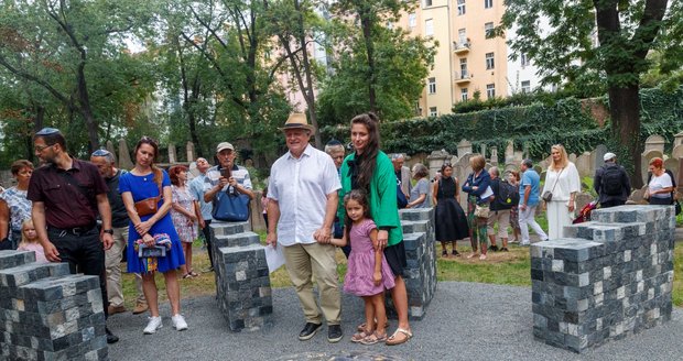 Na starém židovském hřbitově na Žižkově byl odhalen památník návrat kamenů