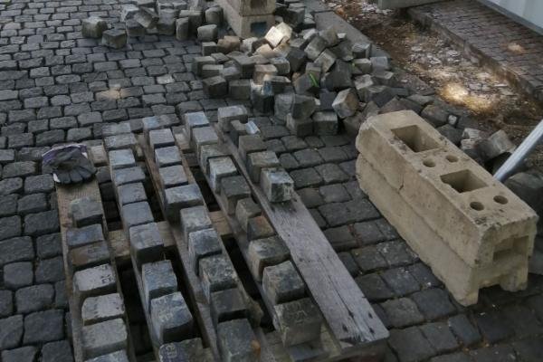 Z rozřezaných židovských náhrobků chce Židovská obec udělat památník. Navrhl ho Jaroslav Róna s manželkou