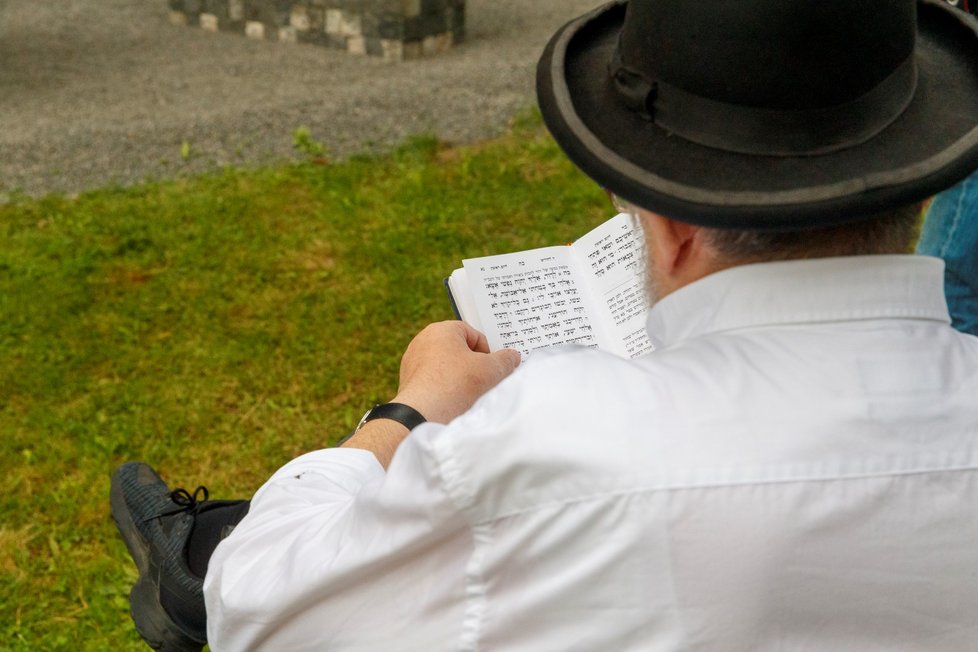 Na starém židovském hřbitově na Žižkově byl odhalen památník návrat kamenů