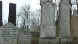 Ženu na hřbitově zavalil náhrobek! Zaklíněná byla desítky minut
