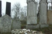 Ženu na hřbitově zavalil náhrobek! Zaklíněná byla desítky minut