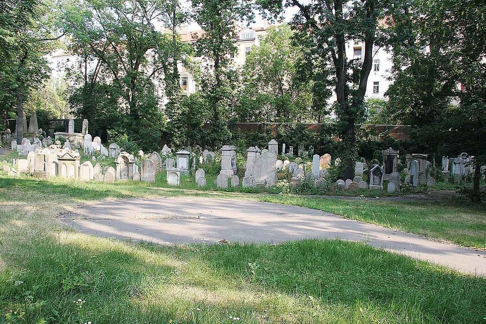Starý židovský hřbitov je na Žižkově ukryt mezi činžáky a Žižkovským vysílačem