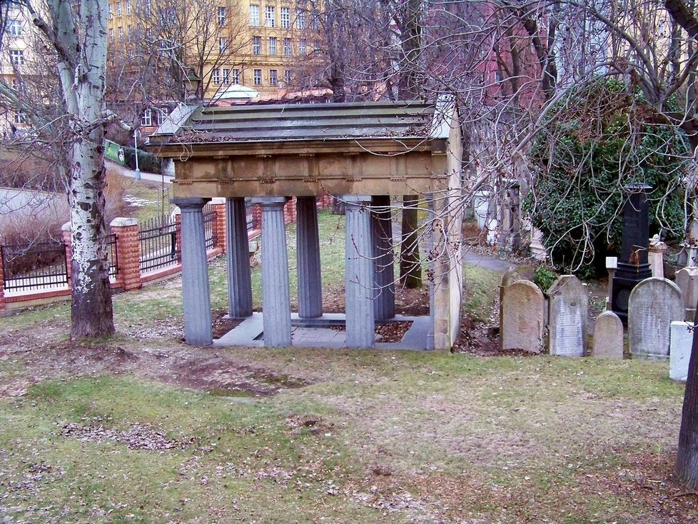 Starý židovský hřbitov je na Žižkově ukryt mezi činžáky a Žižkovským vysílačem