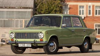 Jak se kupovala auta v Sovětském svazu? Zájemci museli čekat až osm let