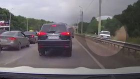 Řidič žigulíku se v Rusku nepáral se zácpou. Auto vzal mimo silnici do terénu.