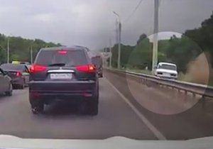 Řidič žigulíku se v Rusku nepáral se zácpou. Auto vzal mimo silnici do terénu.